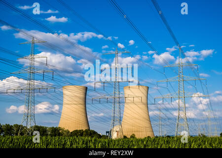 Le torri di raffreddamento della centrale nucleare di Grafenrheinfeld e alcuni di alta tensione le linee elettriche in campagna agricola Foto Stock
