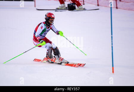 Madonna di Campiglio, Italia 12/22/2018. 3° Slalom speciale maschile. Hirschbuehl dall Austria durante lo slalom speciale di Coppa del Mondo di Sci 2018/19. Audi FIS SKI wo Foto Stock
