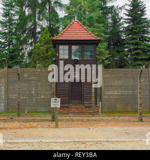 Una torre di guardia nel campo di concentramento di Auschwitz in Polonia Foto Stock