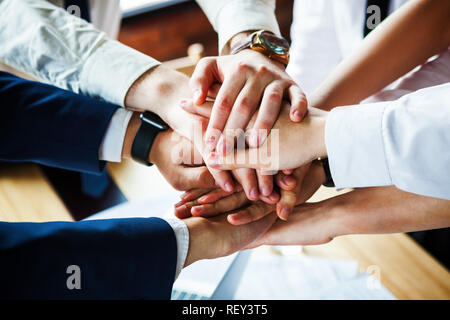 Primo piano di un gruppo di imprenditori, unendo le loro mani insieme. Foto Stock