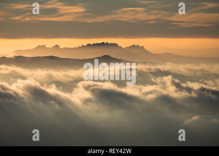 Silhouette di Montserrat al tramonto. Viste dal Matagalls (Montseny) Foto Stock
