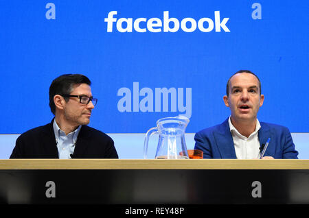 VP di Facebook in Nord Europa Steve Hatch (sinistra) e risparmiare denaro esperto Martin Lewis durante una conferenza stampa congiunta presso la sede centrale di Facebook a Londra. Foto Stock