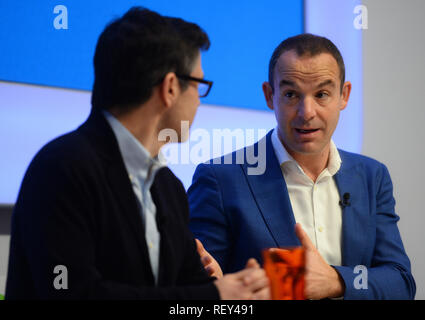 VP di Facebook in Nord Europa Steve Hatch (sinistra) e risparmiare denaro esperto Martin Lewis durante una conferenza stampa congiunta presso la sede centrale di Facebook a Londra. Foto Stock