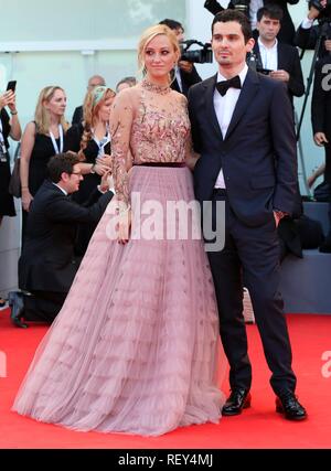 Venezia, Italia - 29 AGO 2018: Damien Chazelle e Olivia Hamilton a piedi il tappeto rosso davanti al "primo uomo' screening (Ph: Mickael Chavet) Foto Stock