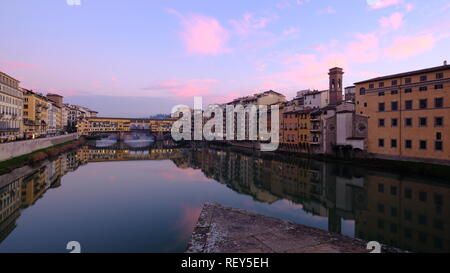 Ponte Vecchio Firenze Italia una vista lungo il fiume Arno Foto Stock