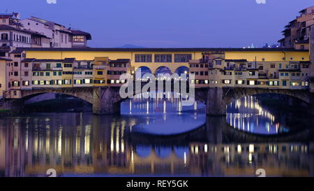 Ponte Vecchio Firenze Italia una vista lungo il fiume Arno Foto Stock