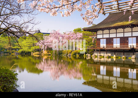 Kyoto, Giappone primavera al Santuario Heian stagno del giardino. Foto Stock