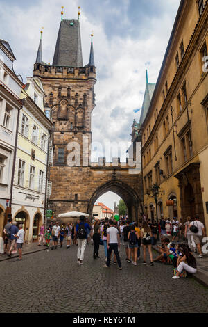 Praga, Repubblica Ceca - 16 Luglio 2018: la gente su una strada che conduce al Ponte di Carlo Foto Stock