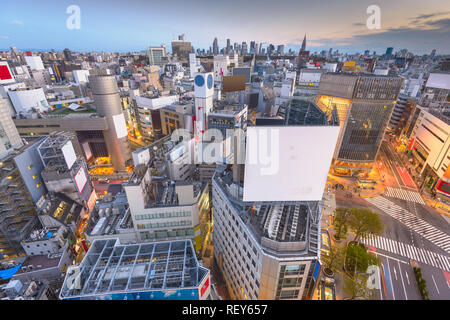Tokyo, Giappone skyline della città su Shibuya Crossing al crepuscolo con copia spazio. Foto Stock
