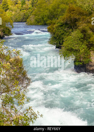 La Huka Falls sono una serie di cascate sul fiume Waikato che drena Lago Taupo in Nuova Zelanda. Foto Stock