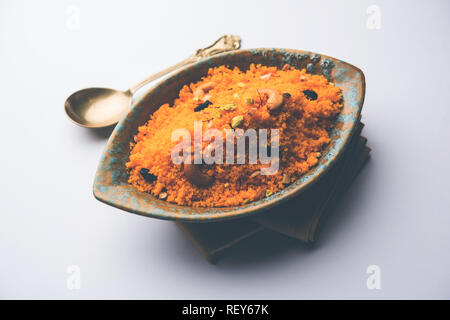 Badaam kesar shira / Sheera o mandorla halwa di zafferano, popolare Indian dessert servito in una ciotola messa a fuoco selettiva Foto Stock