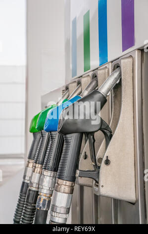 Close-up pistole carburante di benzina e gasolio sulla stazione di gas. Foto Stock