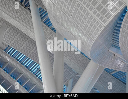 Vista astratta del tetto verso la penombra. A ovest della stazione di Kowloon, Hong Kong, Cina. Architetto: Andrew Bromberg Aedas, 2018. Foto Stock