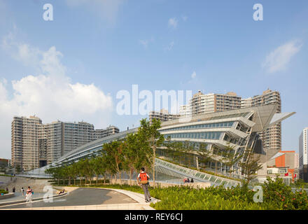 Vista laterale complessiva nel tardo pomeriggio. A ovest della stazione di Kowloon, Hong Kong, Cina. Architetto: Andrew Bromberg Aedas, 2018. Foto Stock