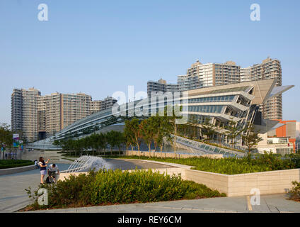 Vista laterale complessiva nel tardo pomeriggio. A ovest della stazione di Kowloon, Hong Kong, Cina. Architetto: Andrew Bromberg Aedas, 2018. Foto Stock