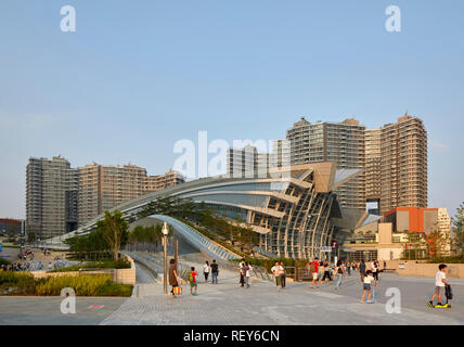 Vista laterale complessiva nel tardo pomeriggio. A ovest della stazione di Kowloon, Hong Kong, Cina. Architetto: Andrew Bromberg Aedas, 2018. Foto Stock