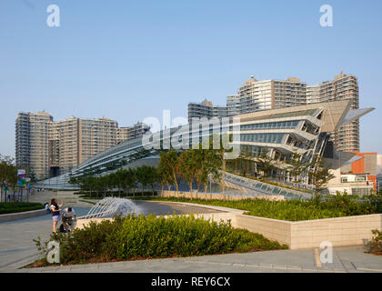 Vista laterale complessiva nel tardo pomeriggio. A ovest della stazione di Kowloon, Hong Kong, Cina. Architetto: Andrew Bromberg Aedas, 2018. Foto Stock