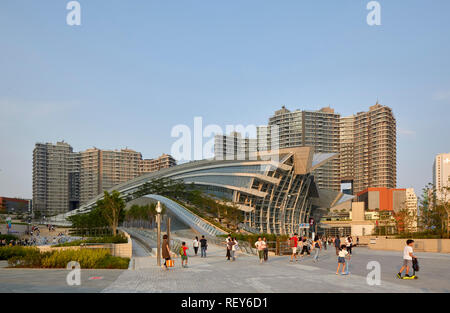 Vista laterale complessiva nel tardo pomeriggio. A ovest della stazione di Kowloon, Hong Kong, Cina. Architetto: Andrew Bromberg Aedas, 2018. Foto Stock