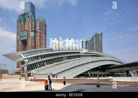 Vista dal lato approccio. A ovest della stazione di Kowloon, Hong Kong, Cina. Architetto: Andrew Bromberg Aedas, 2018. Foto Stock