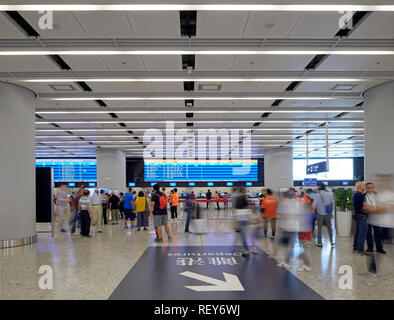 Area di biglietteria. A ovest della stazione di Kowloon, Hong Kong, Cina. Architetto: Andrew Bromberg Aedas, 2018. Foto Stock