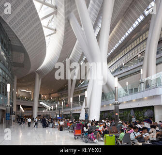 Area partenze internazionali. A ovest della stazione di Kowloon, Hong Kong, Cina. Architetto: Andrew Bromberg Aedas, 2018. Foto Stock