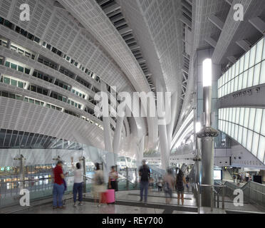 Vista interna intorno all'ingresso principale. A ovest della stazione di Kowloon, Hong Kong, Cina. Architetto: Andrew Bromberg Aedas, 2018. Foto Stock