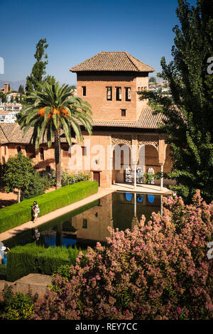 Torre de Las Damas presso il palazzo di Alhambra di Granada Spagna Foto Stock