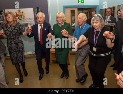 La duchessa di Cornovaglia (centro destra) unisce in una danza con Lord Levy (centro sinistra) come lei incontra i membri del centro, volontari e il personale di assistenza ebraica del centro del Brennero nella zona est di Londra, come ricorda il suo ottantesimo anniversario. Foto Stock