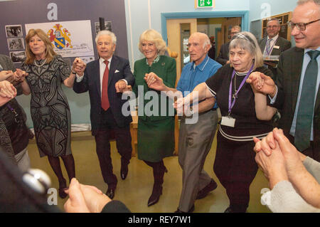 La duchessa di Cornovaglia (centro) si unisce in una danza con Lord Levy (centro sinistra) come lei incontra i membri del centro, volontari e il personale di assistenza ebraica del centro del Brennero nella zona est di Londra, come ricorda il suo ottantesimo anniversario. Foto Stock