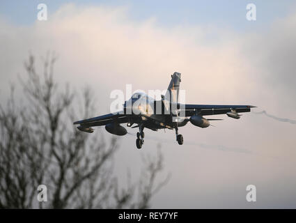 Uno dei tre RAF Tornado GR4 aeromobili con una speciale livrea dipinta per commemorare il loro ritiro dal servizio, arriva a terra a RAF Marham di Norfolk. Foto Stock