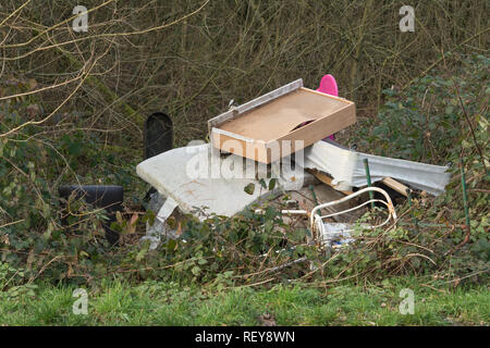 Volare con punta di rifiuti smaltiti illegalmente e incautamente in campagna. Volare il ribaltamento, rifiuti cucciolata Foto Stock