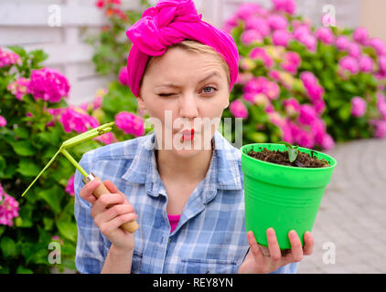 Ortensia. Primavera Estate. La cura dei fiori e irrigazione. suoli e fertilizzanti. Fiori di serra. donna cura dei fiori nel giardino. donna felice giardiniere con fiori. Fiorista positivo vaso di contenimento Foto Stock