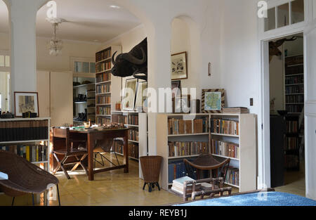 L'Avana, Cuba 2019/01/14 Hemingway€™s camera da letto e ufficio in Finca VigÃ-a, la casa di Ernest Hemingway a San Francisco de Paula Ward a l'Avana, Cuba Foto Stock