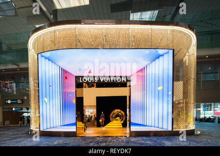 Il primo negozio dell'aeroporto Louis Vuitton con un'entrata digitale al Terminal 3 dell'Aeroporto Changi, Singapore, Sud-Est Asiatico. Foto Stock