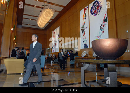 Gli ospiti il check-in presso la reception del Ritz Carlton Hotel, che ha aperto a Tokyo il Venerdì, 30 marzo, 2007. Fotografo: Robert Gilhooly Foto Stock