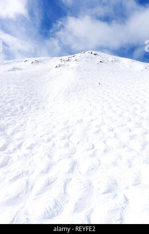 Mogul ripida collina di sci pendenza con piccoli sciatori visibile in distanza a una montagna al lago Louise nelle Montagne Rocciose Canadesi di Alberta, Canada. Foto Stock