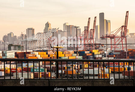 Una vista guardando attraverso Harbour Island verso il centro cittadino di Seattle, Washington nelle prime ore del mattino. Foto Stock