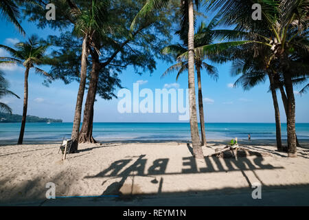 La mattina presto ar Kamala Beach, Phuket, Thailandia, il logo del sorriso Bar visto come un ombra nella sabbia Foto Stock