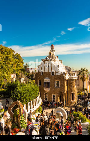 Barcellona - Dicembre 2018: Casa del Guarda pavilion al Parco Guell Foto Stock