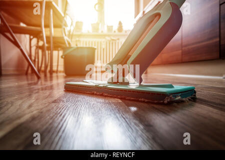 Tergi sporco pavimento in legno da bagnato tergivetro mop, lavori di casa Foto Stock