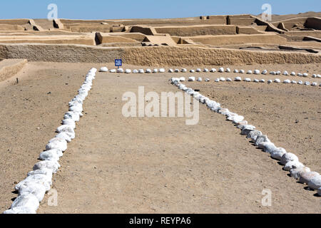 Adobe piramide a Cahuachi sito archeologico, il principale centro cerimoniale della cultura Nazca, Perù Foto Stock