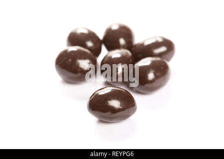 Dolci palline di cioccolato su sfondo bianco vicino. Foto Stock