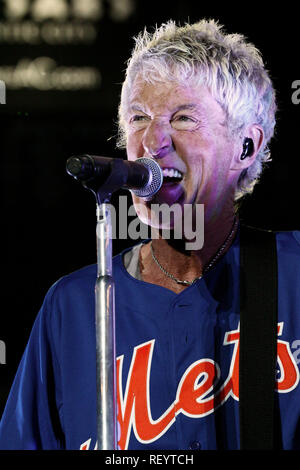 New York, Stati Uniti d'America. 15 giu 2012. Kevin Cronin esibirsi sul palco del venerdì, giu 15, 2012 New York Mets Concerto estivo serie: REO Speedwagon al campo della città di New York, Stati Uniti d'America. Credito: Steve Mack/S.D. Mack foto/Alamy Foto Stock