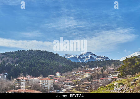 Bellissimo paesaggio greco nei pressi di Neochori village, uno dei più sviluppati villaggi turistici del lago Plastiras in Karditsa, western Tessaglia, Grecia. Foto Stock