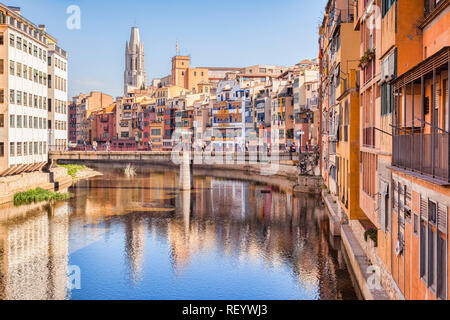 Le case medioevali sulle rive del fiume Onyar, e il Pont de Sant Agusti, e il campanile di Sant Feliu Chiesa Collegiata, Girona, Catalogna, S Foto Stock