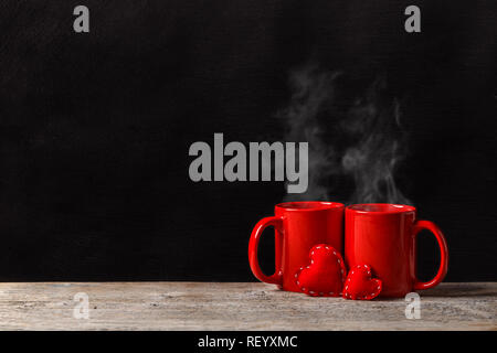 Red mug e feltro rosso cuori, lo spazio per il testo Foto Stock