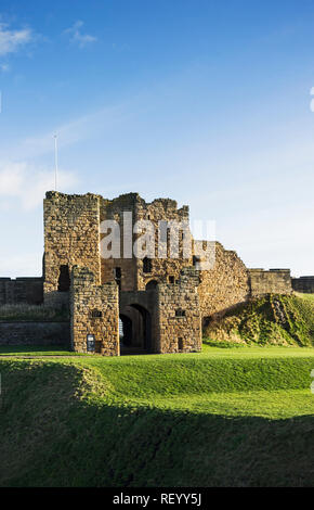 Esterno del Castello di Tynemouth e Priorato che ha visto incarnazioni come anglo-Saxon settlement, monastero anglicano, il castello reale, artiglieria fort. Foto Stock