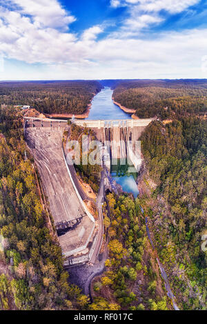 Massiccio Warragamba calcestruzzo diga sul fiume Warragamba nei pressi delle Blue Mountains e il fiume Neapen in Sydney sotto il cielo blu con gomma incontaminate-tree fores Foto Stock