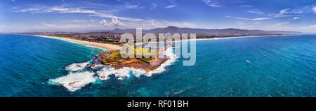 Promontorio di pietra arenaria con fari bianco e frangiflutti muro di pietra la protezione di Wollongong porto e marina da selvatici oceano Pacifico onde su Australi Foto Stock