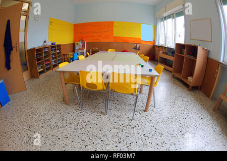 All'interno di una classe di una scuola materna con sedie gialle senza figli Foto Stock